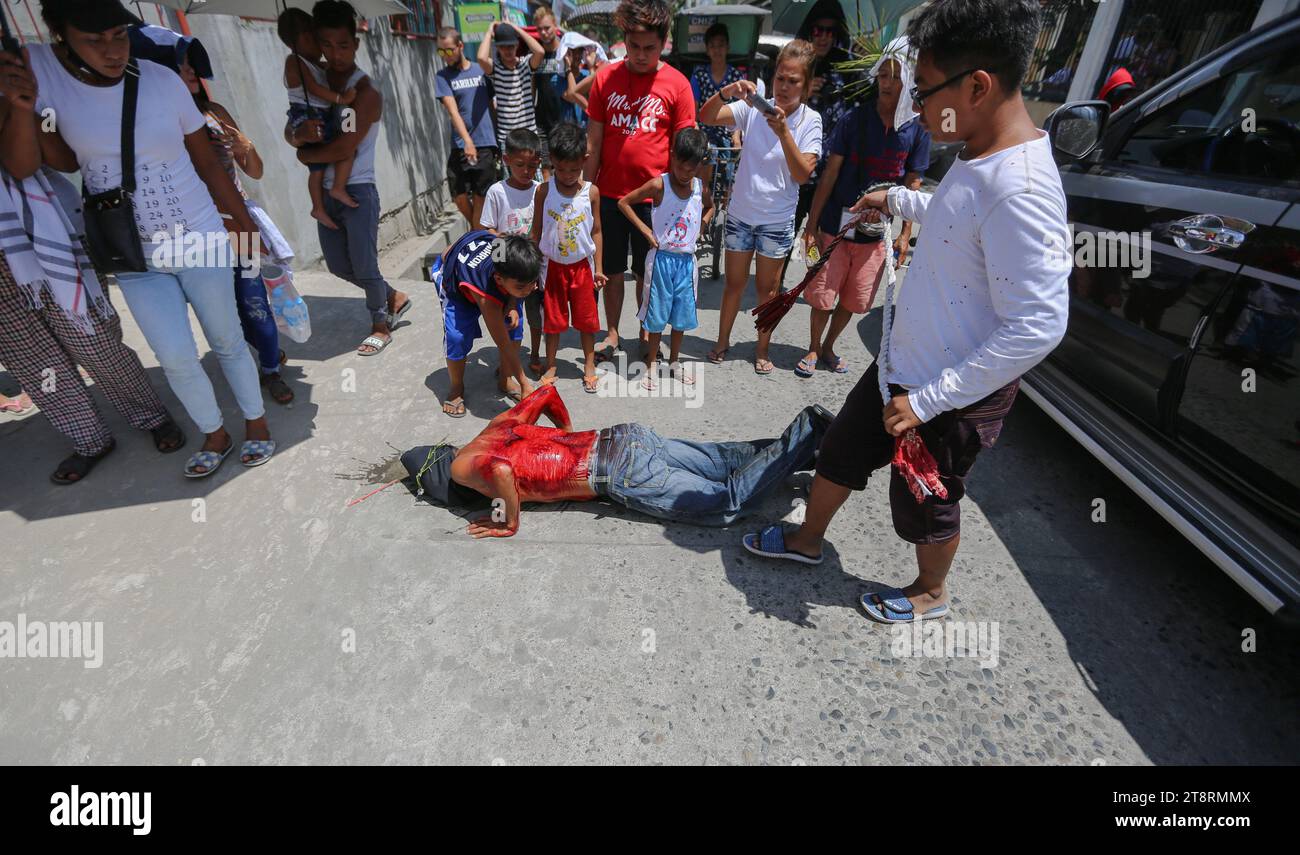 Les enfants flog un pénitent de saignement, défilé de flagelants, semaine sainte, Vendredi Saint, rituels Philippines, Maleldo, vraie crucifixion, Bloody pâques fogging Banque D'Images