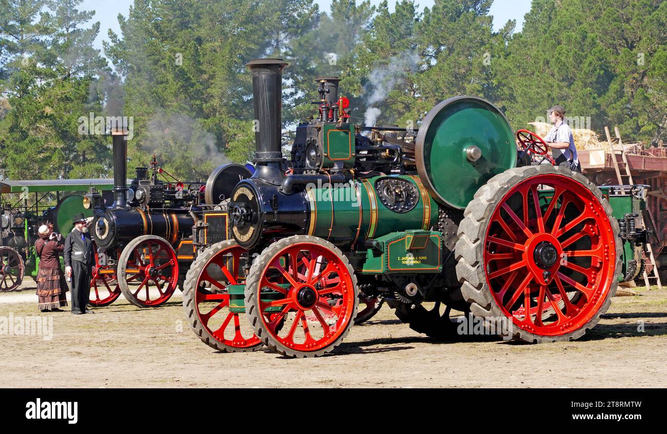 Steam On Show, Un moteur de traction est un moteur à vapeur automoteur utilisé pour déplacer de lourdes charges sur les routes, les sols de charrue ou pour fournir de la puissance à un endroit choisi. Le nom dérive du latin tractus, signifiant « tiré », puisque la fonction première de tout moteur de traction est de tirer une charge derrière lui. On les appelle parfois locomotives de route pour les distinguer des locomotives ferroviaires, c’est-à-dire des machines à vapeur qui roulent sur des rails Banque D'Images