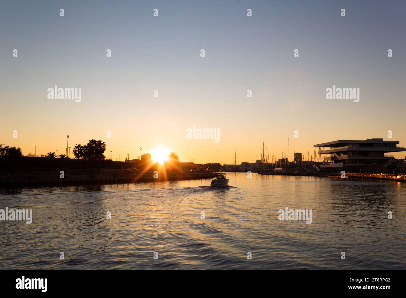 Vue sur le coucher du soleil du port de plaisance. Valencia - Espagne Banque D'Images