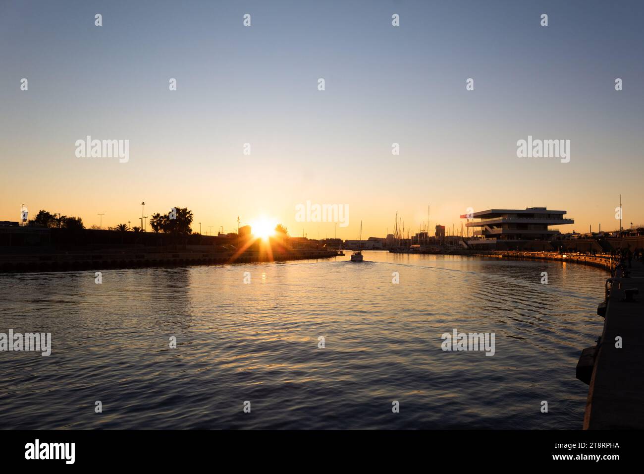 Vue sur le coucher du soleil du port de plaisance. Valencia - Espagne Banque D'Images
