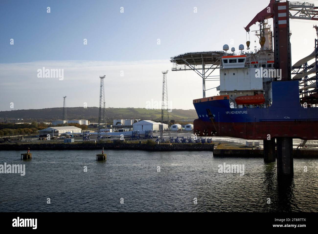 chargement des pales d'éoliennes sur le navire d'installation et de maintenance d'éoliennes offshore mpi adventure port de belfast, belfast, nord de l'irelan Banque D'Images chargement des pales d'éoliennes sur le navire d'installation et de maintenance d'éoliennes offshore mpi adventure port de belfast, belfast, nord de l'irelan Banque D'Images