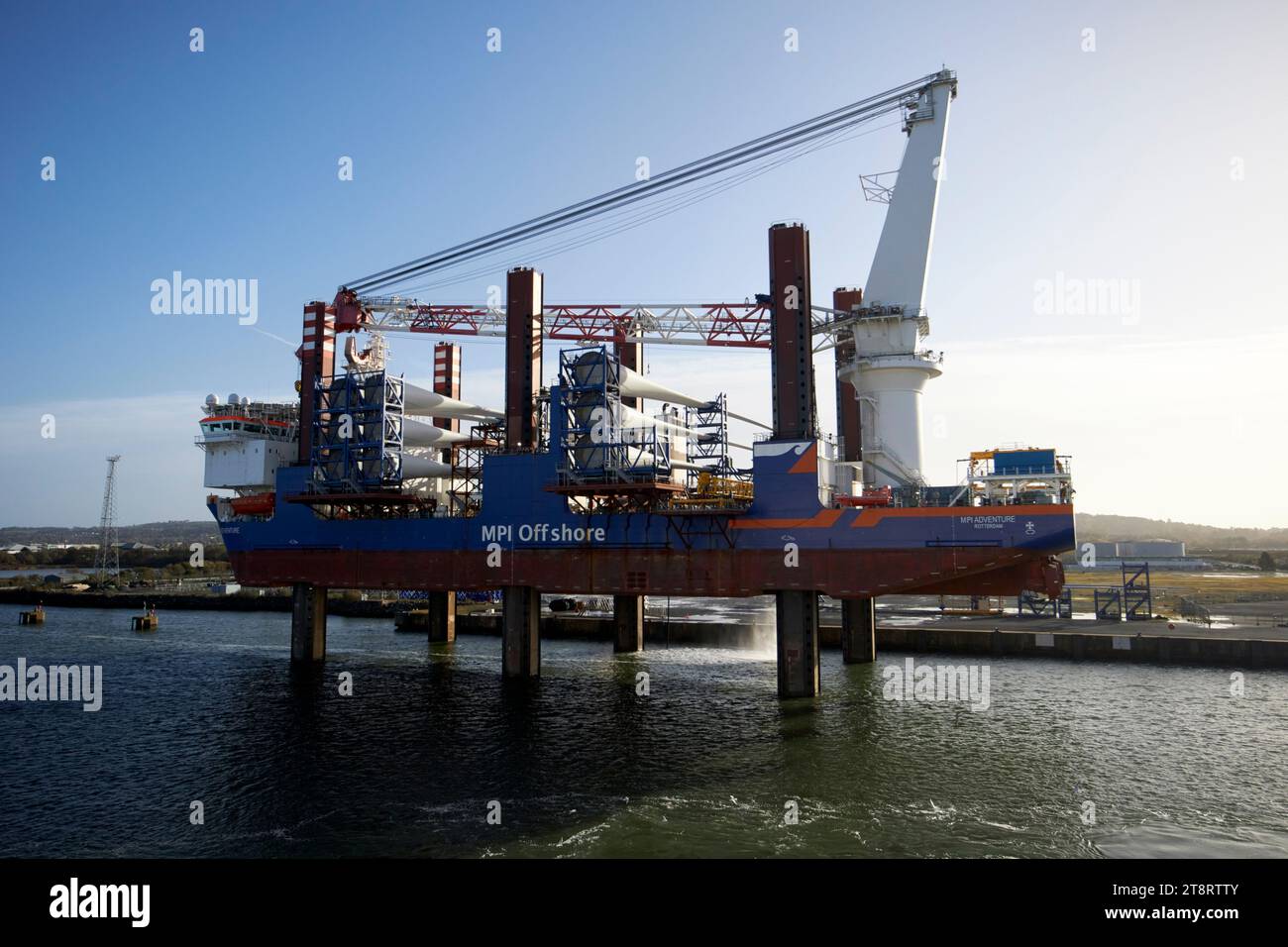 chargement des pales d'éoliennes sur le navire d'installation et de maintenance d'éoliennes offshore mpi adventure port de belfast, belfast, nord de l'irelan Banque D'Images