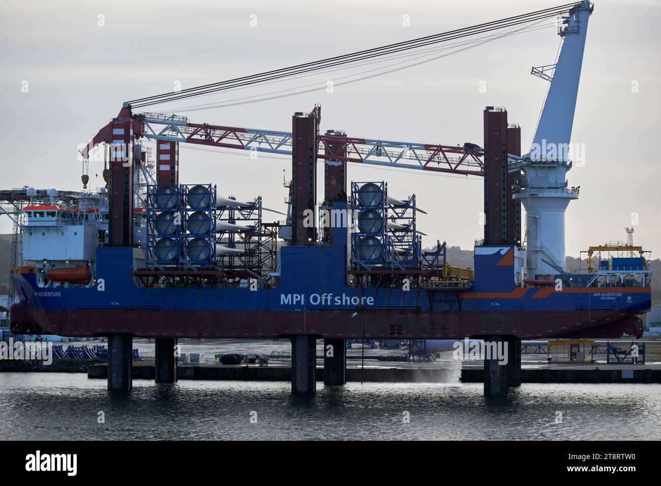 chargement des pales d'éoliennes sur le navire d'installation et de maintenance d'éoliennes offshore mpi adventure port de belfast, belfast, nord de l'irelan Banque D'Images