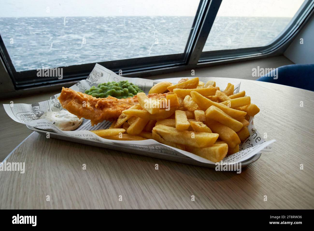 chips de poisson et farine de pois pâteux à bord d'un ferry maritime irlandais stena line uk Banque D'Images