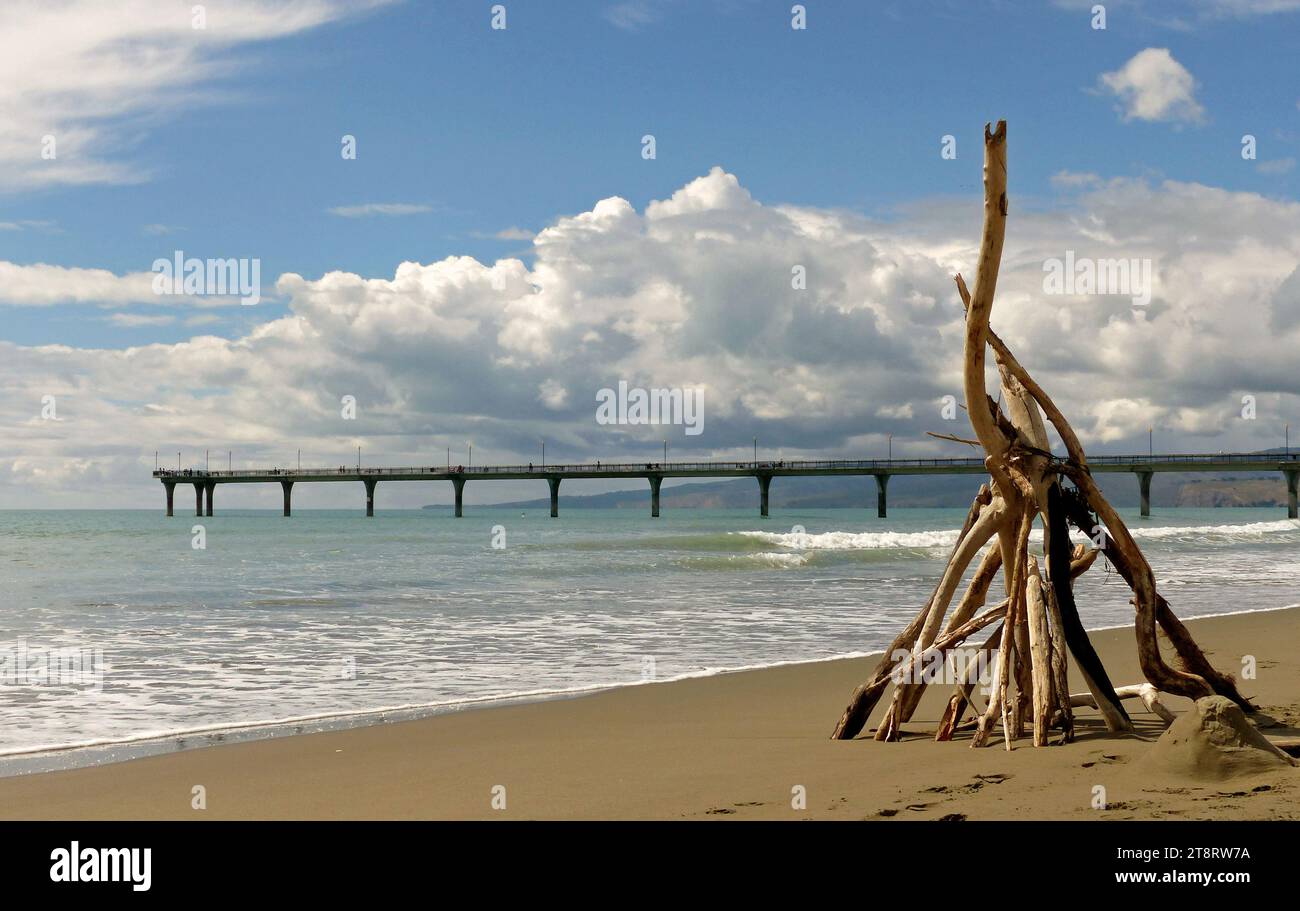Plage Art.New Brighton Beach. NZ, il y a eu deux New Brighton Piers à New Brighton, en Nouvelle-Zélande. La première jetée, de construction en bois, ouvrit le 18 janvier 1894 et fut démolie le 12 octobre 1965. La jetée actuelle en béton a été ouverte le 1 novembre 1997. C'est l'une des icônes de Christchurch, en Nouvelle-Zélande Banque D'Images