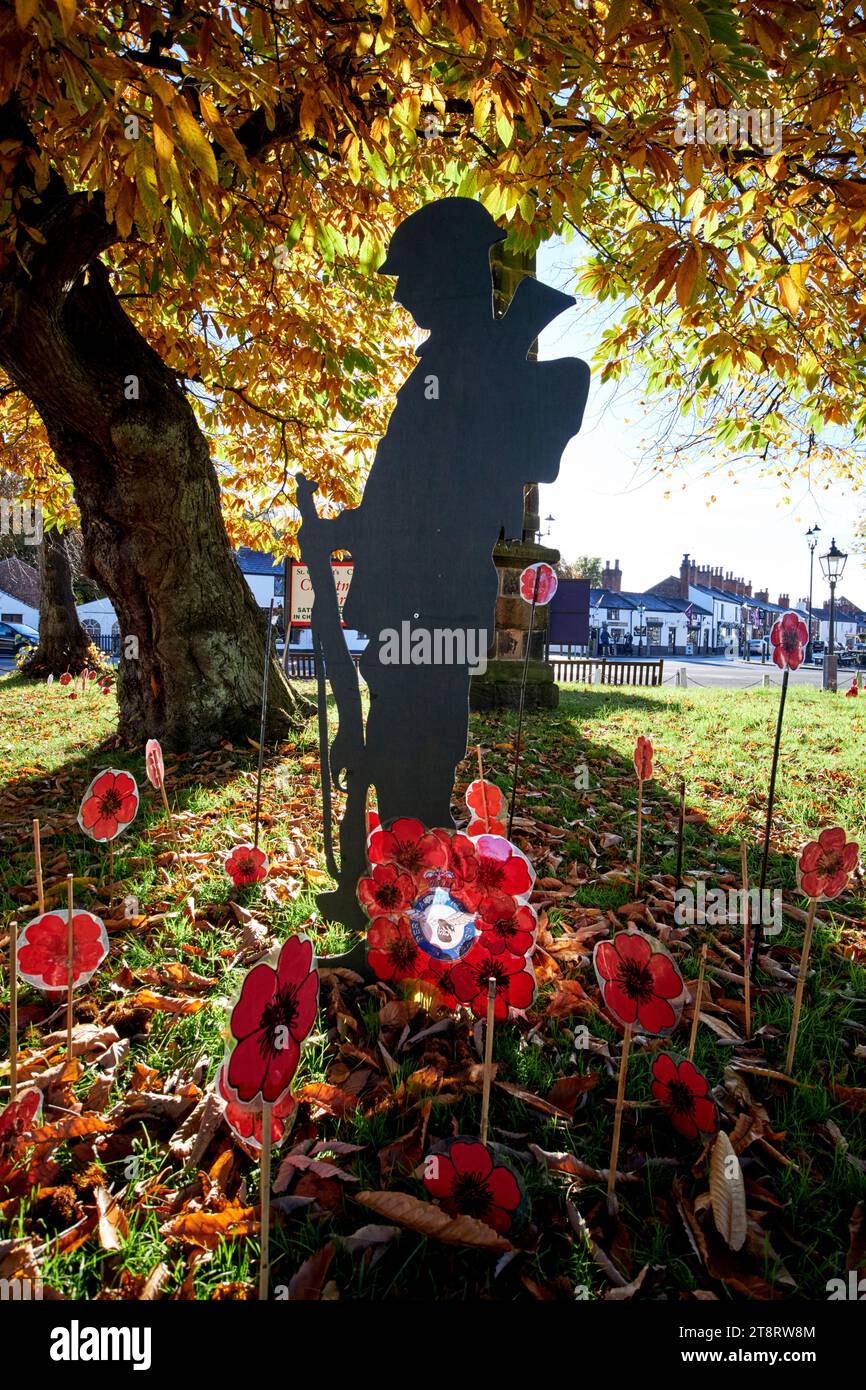 Silhouette de soldat jour du souvenir et poppys sur le vert du village en face de l'église de Cuthberts Churchtown southport merseyside angleterre royaume-uni Banque D'Images