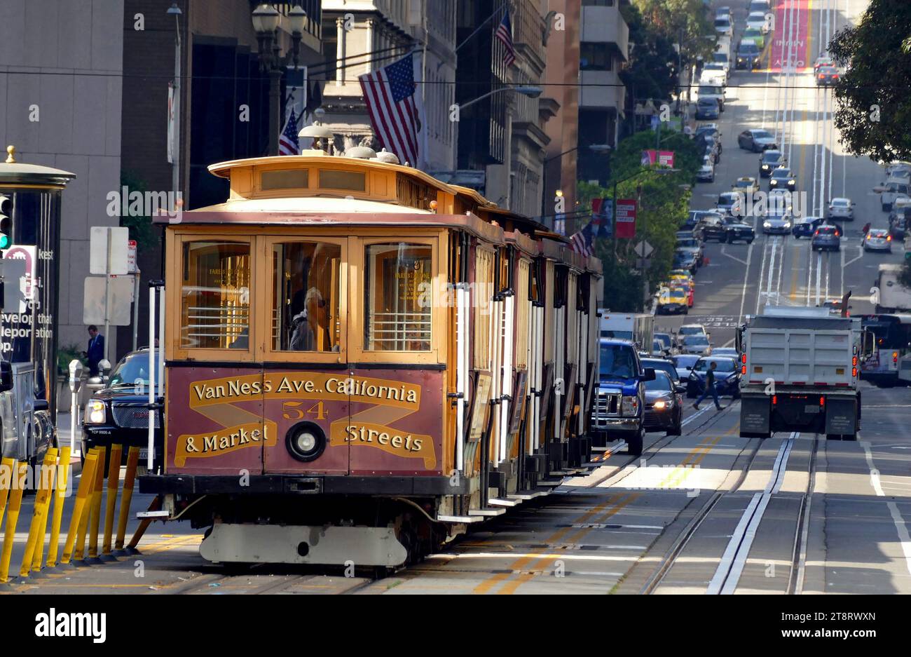 San Francisco Cable Cars, le système de téléphérique de San Francisco est le dernier système de téléphérique à commande manuelle au monde. Icône de San Francisco, aux États-Unis, le système de téléphérique fait partie du réseau de transport urbain intermodal exploité par le San Francisco Municipal Railway. Sur les 23 lignes établies entre 1873 et 1890, il ne reste que trois (dont une combine des parties de deux lignes précédentes) : deux routes du centre-ville près de Union Square à Fisherman's Wharf, et une troisième route le long de California Street. Banque D'Images