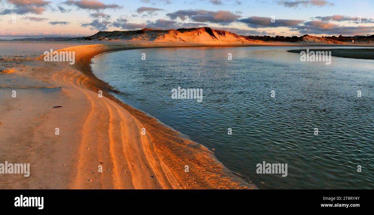 Rivière Ruakaka. En Nouvelle-Zélande, la rivière Ruakaka est une rivière de la région du Nord de la Nouvelle-Zélande. Il coule vers le nord avant de tourner vers l'est et enfin vers le sud, atteignant la mer dans le township de Ruakaka sur Bream Bay Banque D'Images