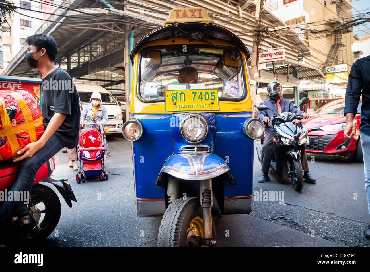 Un taxi tuk tuk fait son chemin à travers les rues animées du marché de Pratunam, Bangkok, Thaïlande. Banque D'Images