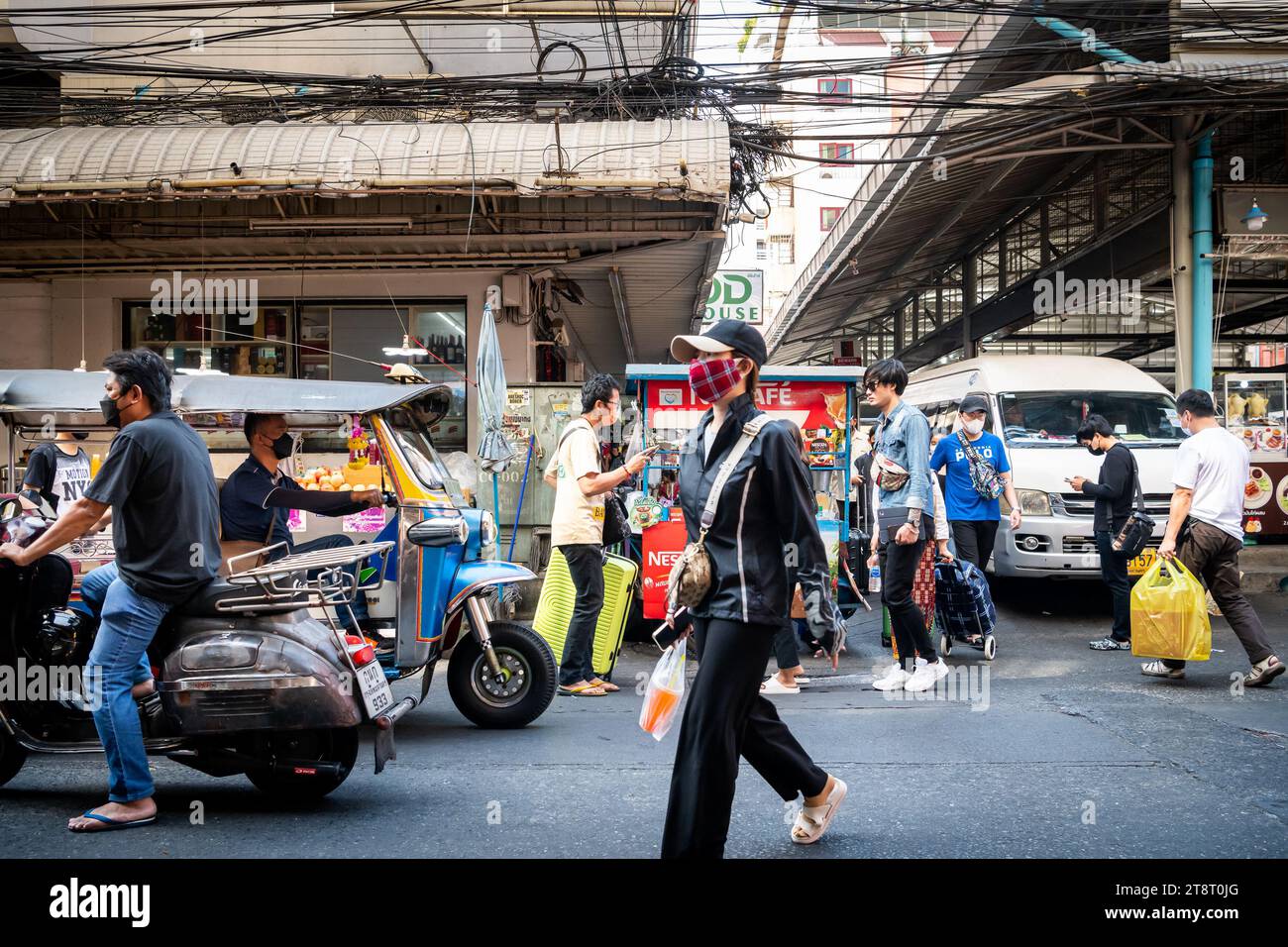 Un taxi tuk tuk fait son chemin à travers les rues animées du marché de Pratunam, Bangkok, Thaïlande. Banque D'Images