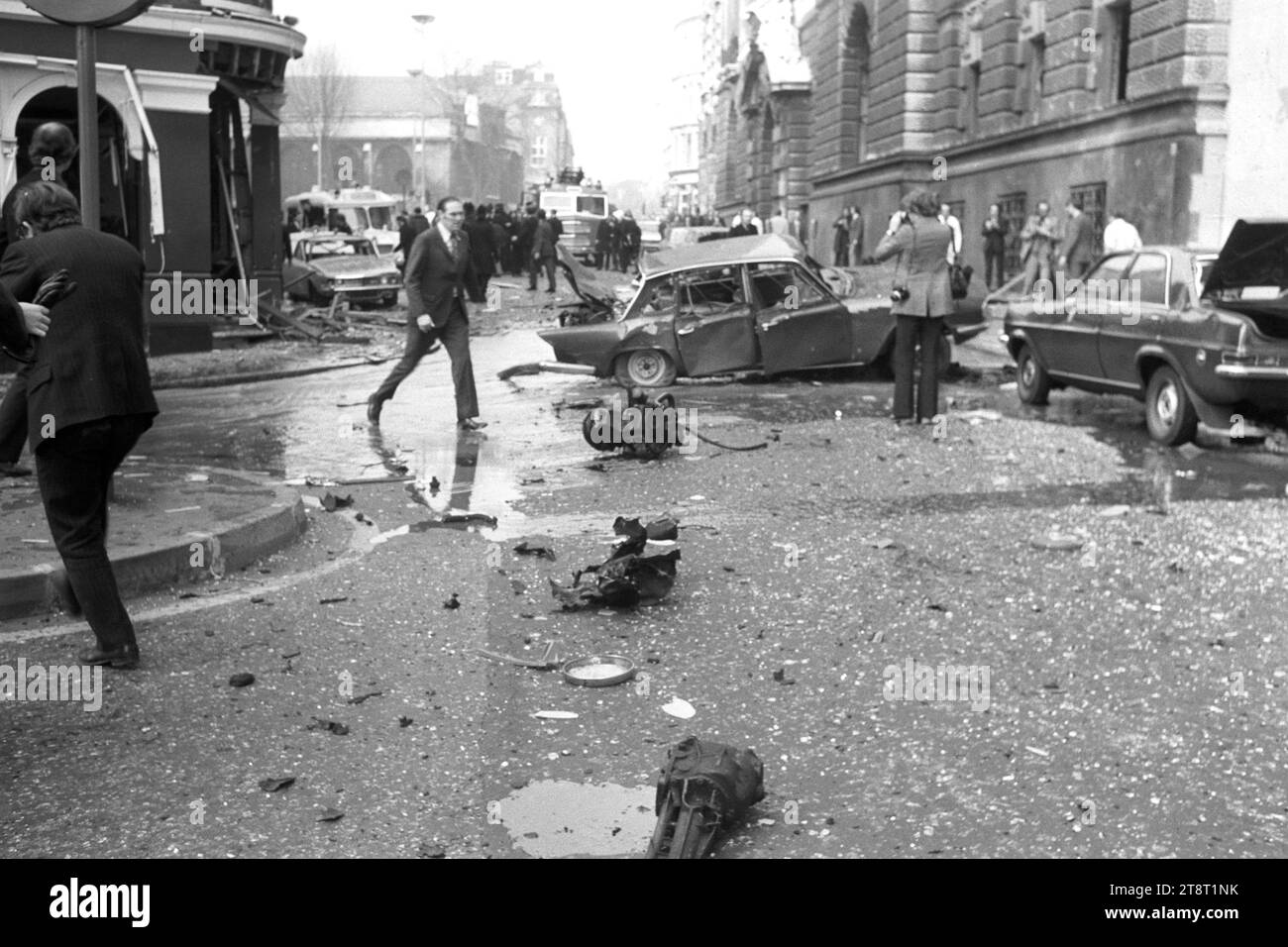 Photo de dossier datée du 08/03/73 de voitures naufragées et de débris sur les lieux après l'explosion de la bombe Old Bailey à Londres. Un juge de la haute Cour de Londres a commencé à superviser une audience préliminaire dans une affaire dans laquelle des survivants de l'attentat à la bombe d'Old Bailey en 1973, de l'attentat de Manchester en 1996 et de l'attentat des Docklands en 1996 ont intenté une action en justice contre Gerry Adams et l'IRA provisoire. Date de publication : mardi 21 novembre 2023. Banque D'Images