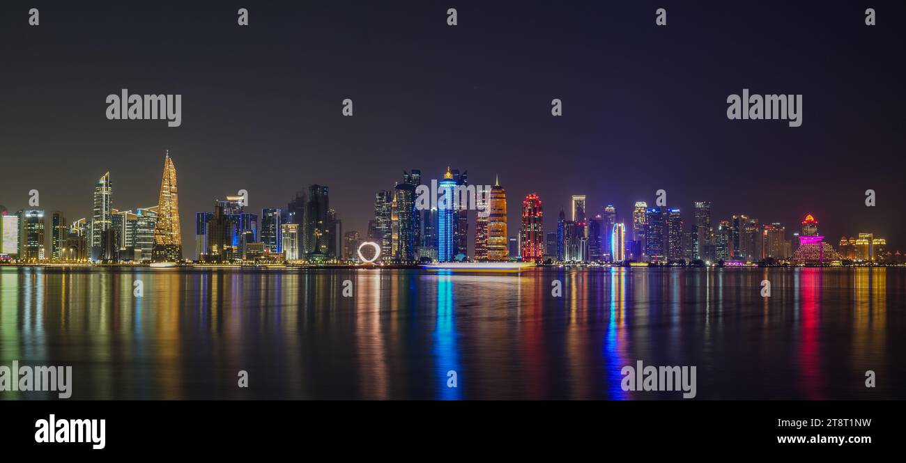 La ligne d'horizon de Doha, la capitale du Qatar, pendant la nuit Banque D'Images