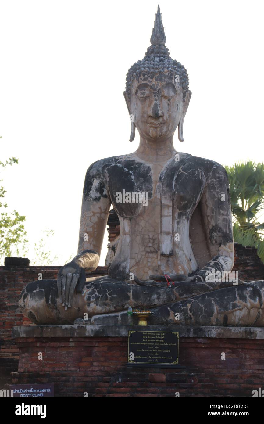 Ville thaïlandaise du 13e siècle de Sukhothai : Wat Mae Chon, statue de Bouddha, Parc historique de Sukhothai, Sukhothai, Thaïlande, ancienne capitale thaïlandaise du 13e au 16e siècle. Regroupement de temples au nord de la ville antique Banque D'Images