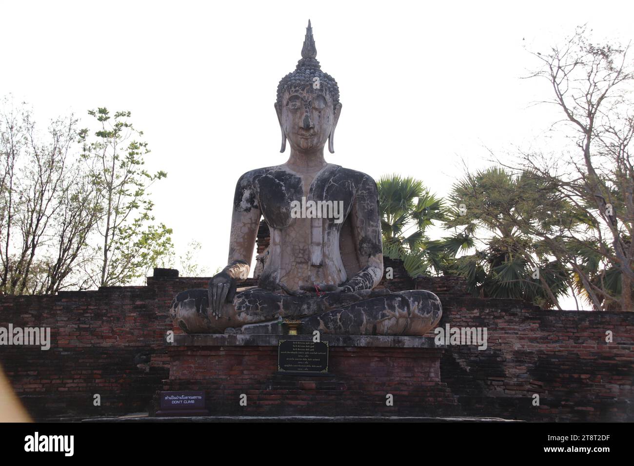 Ville thaïlandaise du 13e siècle de Sukhothai : Wat Mae Chon, statue de Bouddha, Parc historique de Sukhothai, Sukhothai, Thaïlande, ancienne capitale thaïlandaise du 13e au 16e siècle. Regroupement de temples au nord de la ville antique Banque D'Images