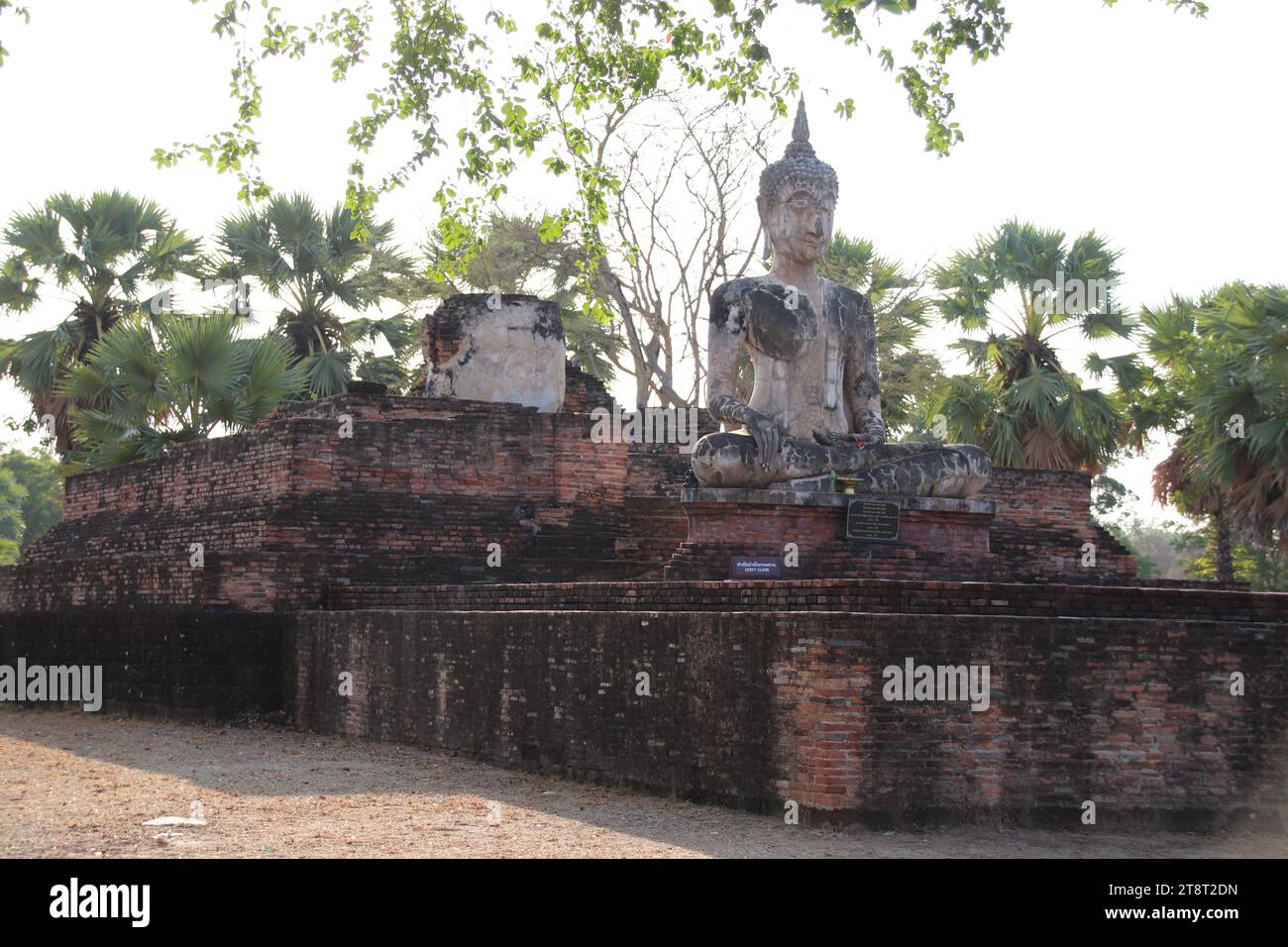 Ville thaïlandaise du 13e siècle de Sukhothai : Wat Mae Chon, statue de Bouddha, Parc historique de Sukhothai, Sukhothai, Thaïlande, ancienne capitale thaïlandaise du 13e au 16e siècle. Regroupement de temples au nord de la ville antique Banque D'Images