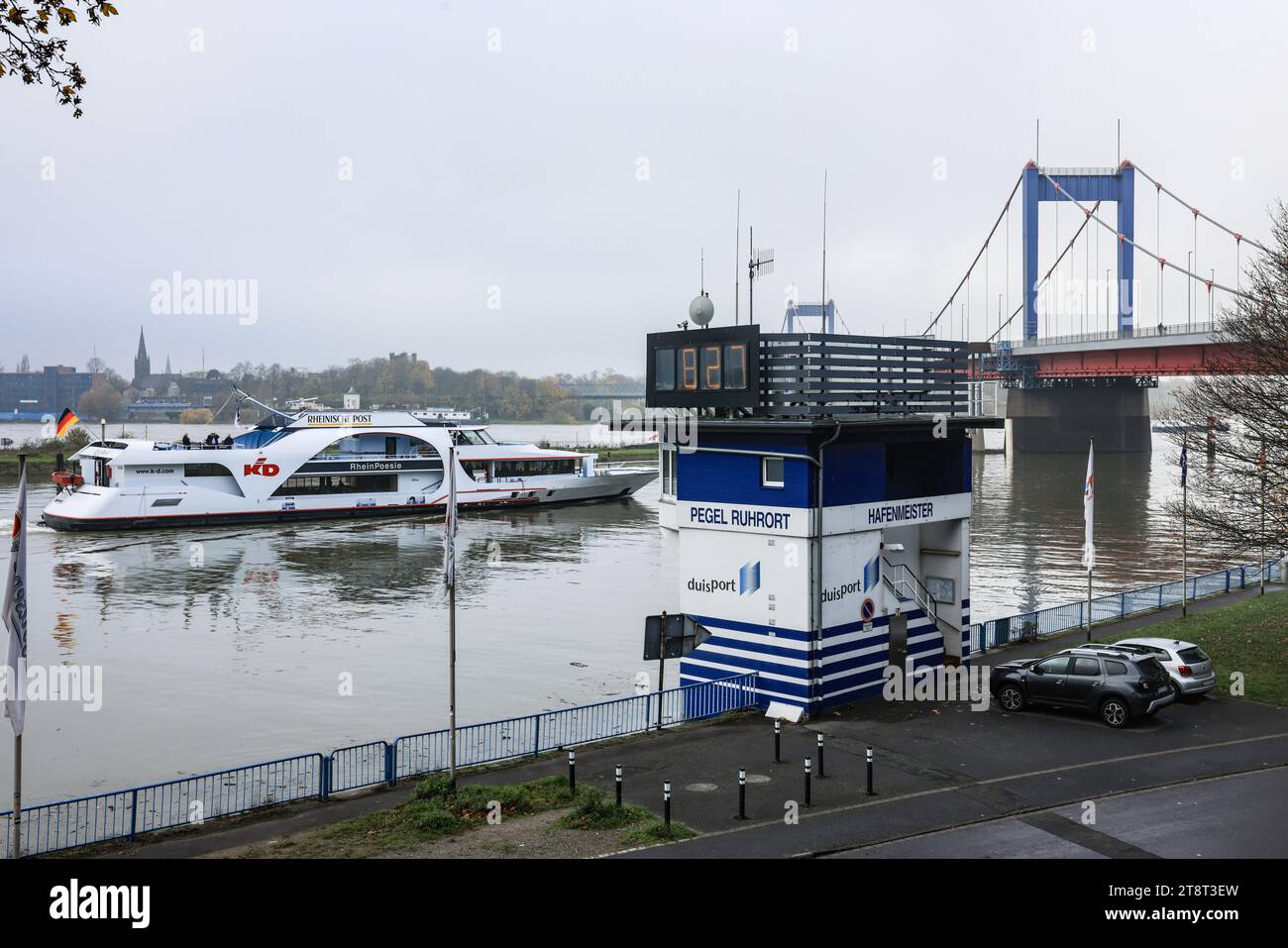 Duisburg, Allemagne. 21 novembre 2023. Un navire passe devant la maison de jauge à Duisburg-Ruhrort. L'inondation du Rhin a atteint son apogée dans les premières villes de Rhénanie du Nord-Westphalie mardi. (À dpa/lnw : 'les inondations du Rhin atteignent leur apogée à Cologne et Düsseldorf') crédit : Oliver Berg/dpa - ATTENTION : les plaques d'immatriculation ont été pixelisées pour des raisons juridiques/dpa/Alamy Live News Banque D'Images