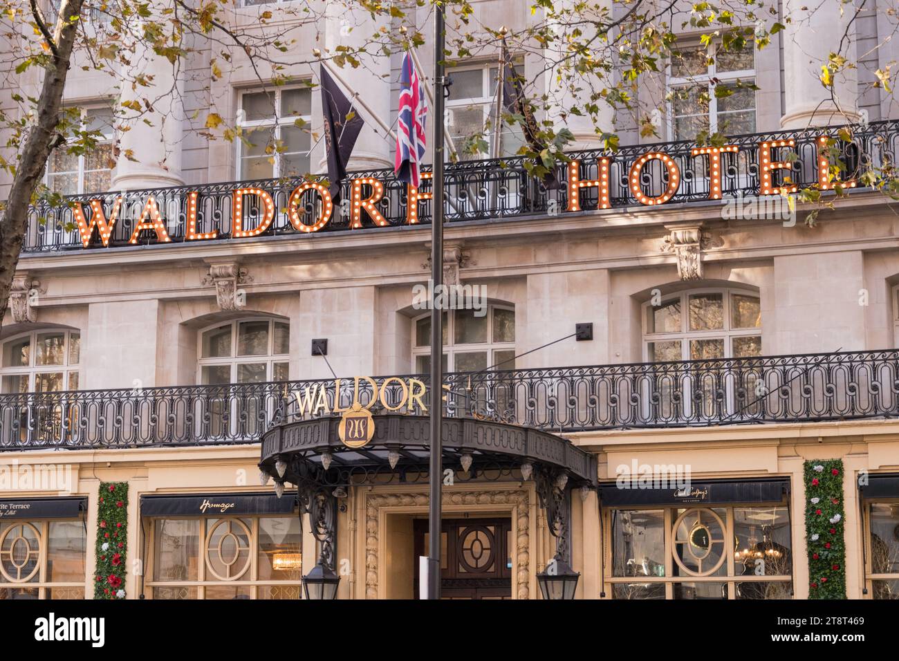 Signalisation à l'extérieur de l'entrée du célèbre Waldorf Hotel sur Aldwych dans le West End de Londres, Angleterre, Royaume-Uni. Banque D'Images