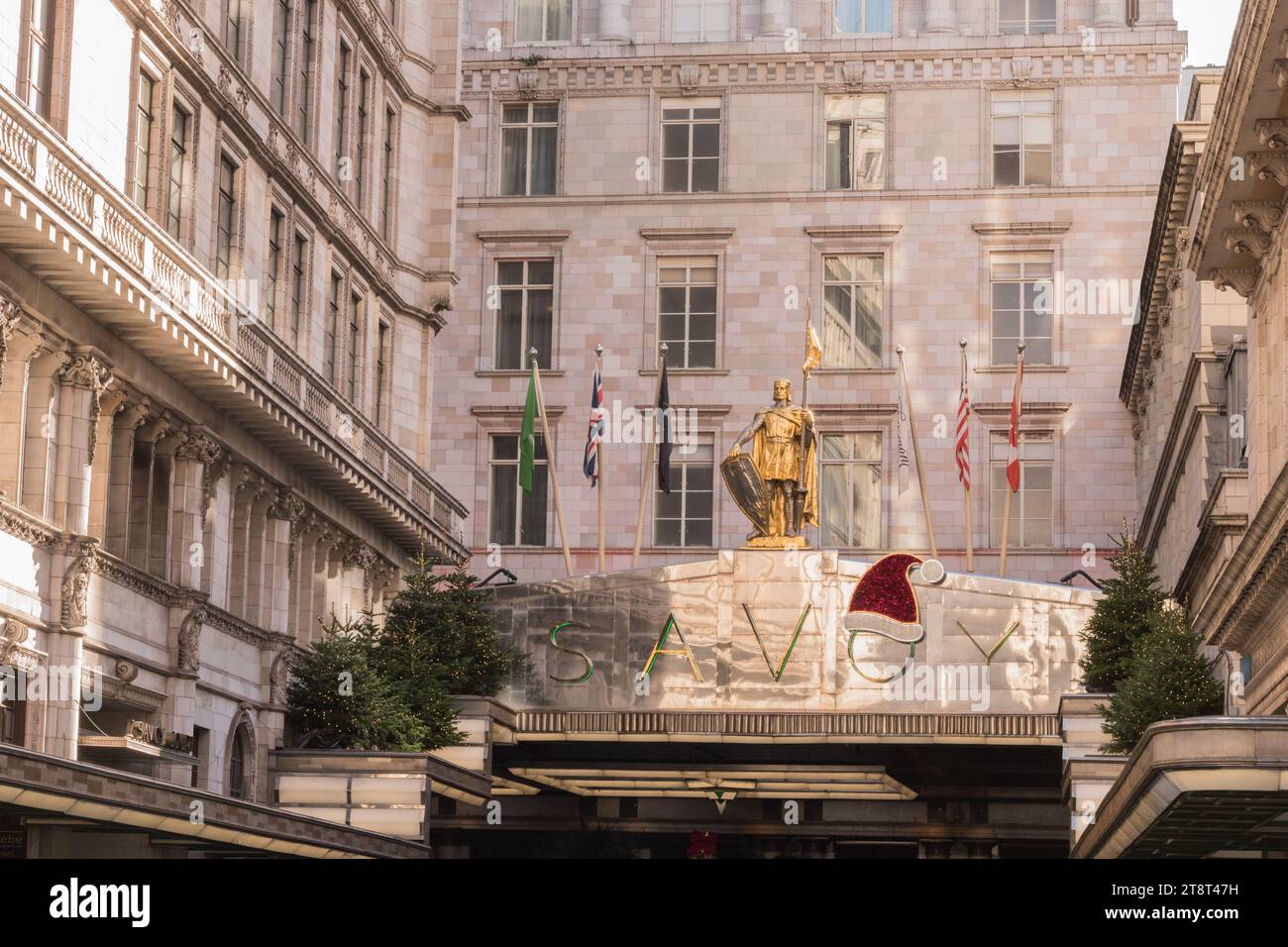 Façade et entrée au luxueux hôtel Savoy on the Strand, Londres, Angleterre, Royaume-Uni Banque D'Images