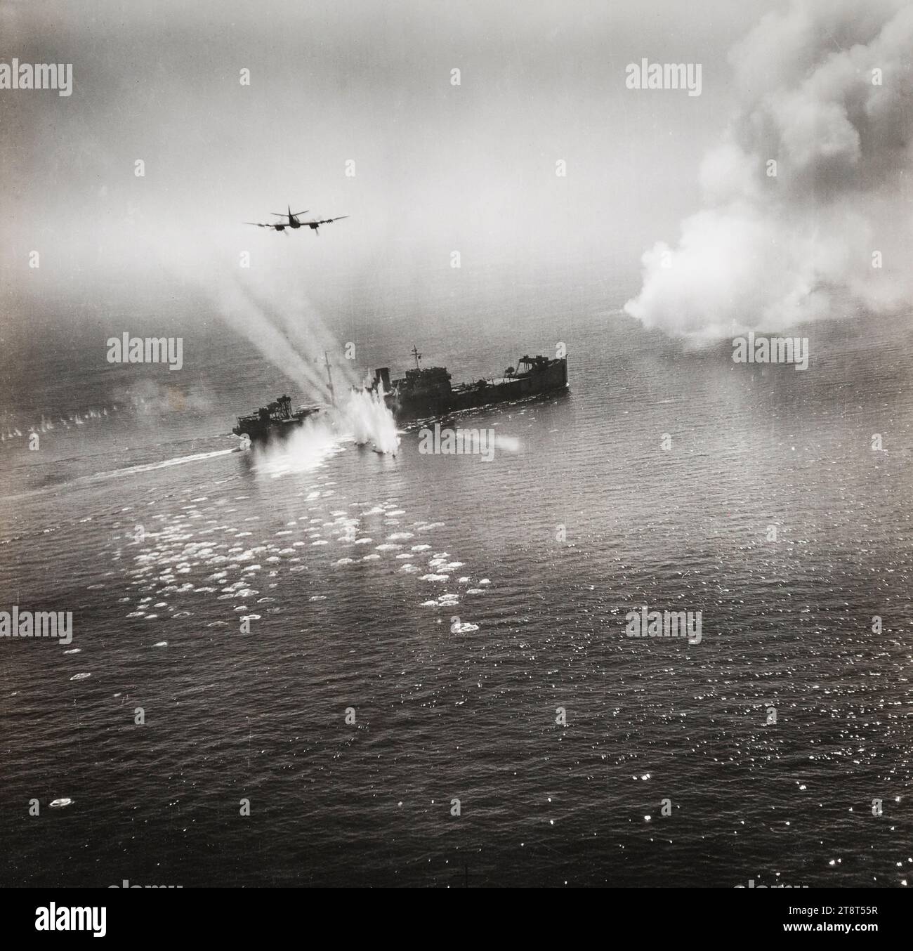 Une photographie aérienne dramatique de la Seconde Guerre mondiale d'un Bristol Beaufighter de la RAF utilisant des roquettes pour attaquer un Sperrbrecher allemand (un type de dragueur de mines) en août 1944, au-dessus de la Manche près du port de la Rochelle en France, à cette époque encore aux mains des Allemands Banque D'Images