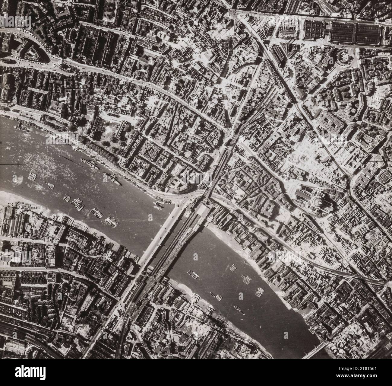 Une photographie aérienne de la City de Londres après le Blitz de 1940, montrant les destructions massives autour de la cathédrale Saint-Paul (au centre à droite). Le vieux marché Smithfield est visible en haut à droite, ainsi que les deux ponts Blackfriars (routier et ferroviaire) sur la Tamise Banque D'Images