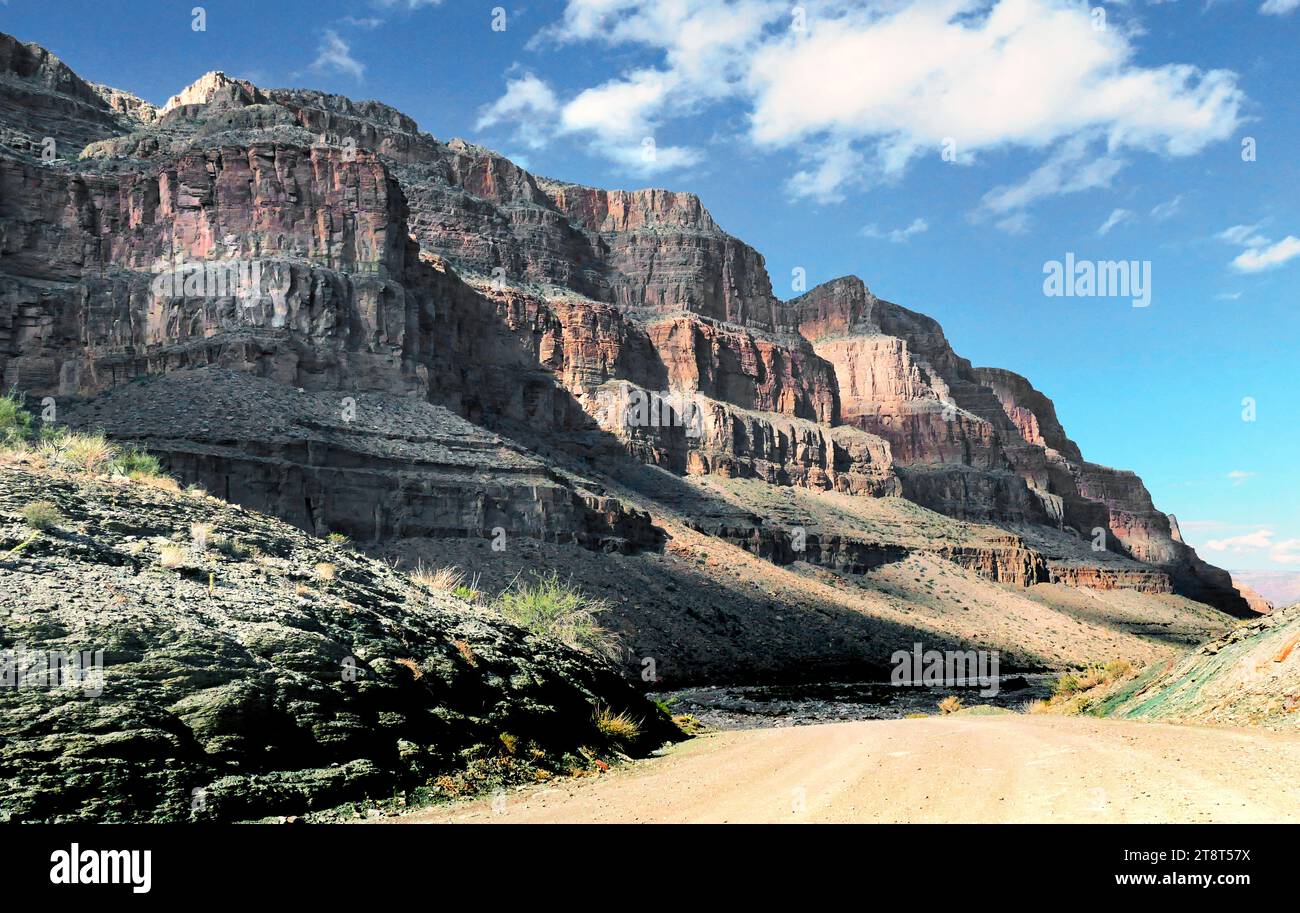 En bas du Grand Canyon, le Grand Canyon, est un canyon aux flancs escarpés creusé par le fleuve Colorado aux États-Unis dans l'État de l'Arizona. Il est contenu et géré par le parc national du Grand Canyon, la nation tribale Hualapai et la tribu Havasupai Banque D'Images