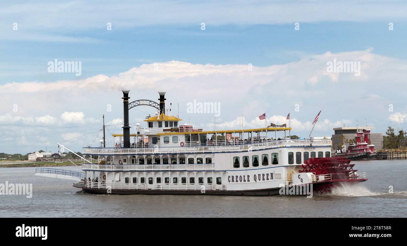 Le pédalier Creole Queen, le pédalier Creole Queen, est un bateau fluvial de 1 000 passagers opérant à partir du port de la Nouvelle-Orléans. Il est exploité par New Orleans Paddlewheels, Inc. Il a été construit par Halter Marine à Moss point, Mississippi sur les lignes d'une roue à aubes du début du siècle et a été baptisé en service en septembre 1983. Elle mesure 190 pieds (57 mètres) de long et 40 pieds (12 mètres) de large. Elle a trois ponts, dont deux abritent trois salles à manger et banquet et un troisième pont supérieur pour les sièges extérieurs couverts. Sa jauge brute est de 397. Banque D'Images