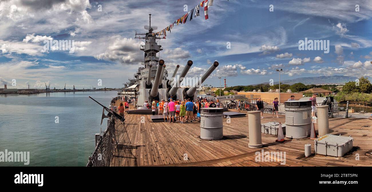 Le cuirassé Missouri, pesant plus de 58 000 tonnes et mesurant un peu moins de 900 pieds de la proue à la poupe, l'USS Missouri est un gigantesque monstre impressionnant de navire. Une vraie force avec laquelle il faut compter dans sa prime, aujourd'hui, le géant maintenant paisible monte la garde silencieuse sur Pearl Harbor Banque D'Images