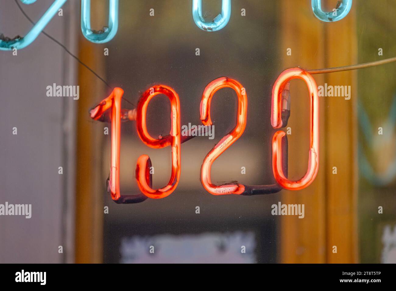 Very Old Vintage One Nine Two Zero Numbers Neon Sign In Shop Window Banque D'Images