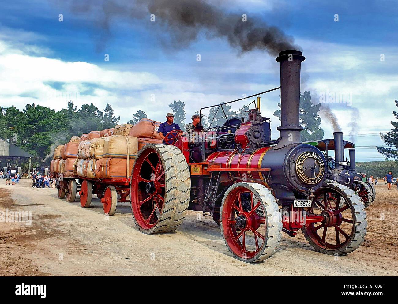 Marshall traction Engine, Marshall, Sons & Co. Était un fabricant britannique de machines agricoles fondé en 1848. La société était basée à Britannia Iron Works, Gainsborough, Lincolnshire. Les premières productions étaient des machines à vapeur et des machines agricoles. La production ultérieure comprenait des tracteurs diesel tels que les Field Marshall, Track Marshall et les anciens tracteurs à roues Leyland Banque D'Images