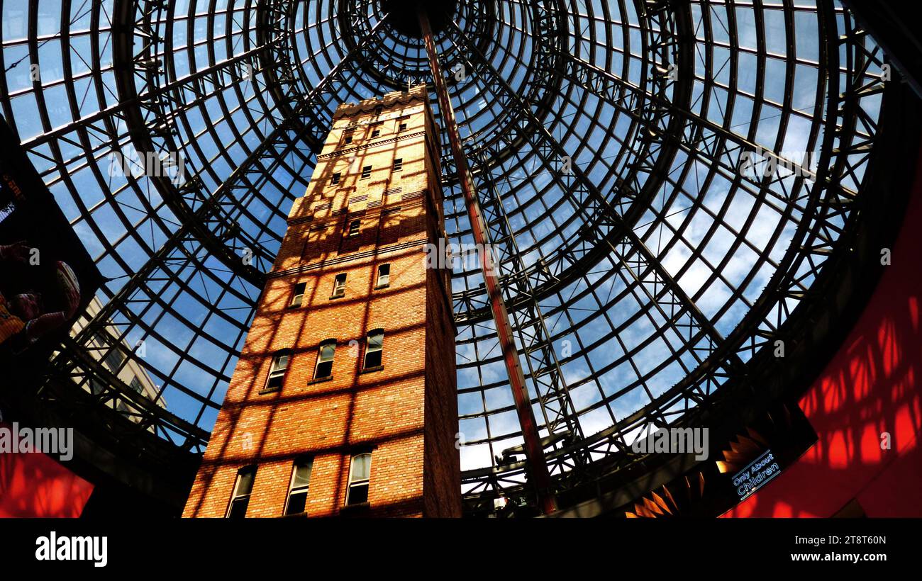 Coop's Shot Tower, Coop's Shot Tower est une tour de tir située au cœur du quartier des affaires de Melbourne, en Australie. Il a été achevé en 1889 et mesure 50 mètres de haut. Le bâtiment historique a été sauvé de la démolition en 1973 et a été incorporé dans Melbourne Central Complex en 1991 sous un toit en verre conique de 84 m de haut Banque D'Images