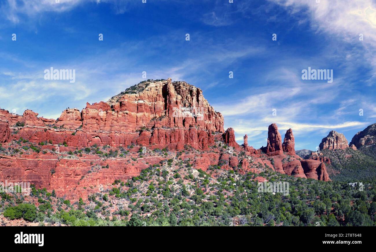 Roches rouges de Sedona.AZ, les roches rouges de Sedona sont formées par une couche unique de roche connue sous le nom de la formation de Schnebly Hill. La formation de Schnebly Hill est une épaisse couche de grès de couleur rouge à orange que l'on ne trouve que dans les environs de Sedona. Le grès, membre du Groupe Supai, a été déposé pendant la période Permien Banque D'Images