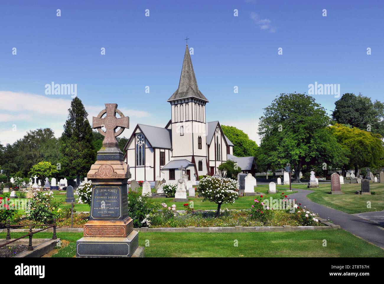 St Pauls Papanui. NZ, St Pauls Papanui est une église anglicane qui fournit le culte chrétien pour les habitants de Papanui depuis 1853. Le clocher a une pelote complète de 8 cloches qui ont été installées en 1880. L'église est entourée d'un grand cimetière, qui offre une oasis paisible où s'asseoir et se reposer au milieu du quartier animé des affaires de Papanui Banque D'Images