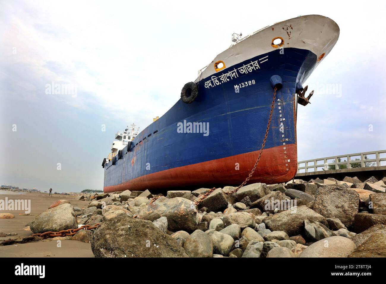 Chittagong, Potenga, Bangladesh. 21 novembre 2023. Le navire d'éclairage MB Rasheda Akther, chargé de marchandises, a été bloqué sur le rivage de la mer de Patenga à Chittagong, au Bangladesh pendant les quatre derniers jours en raison des effets des vagues du cyclone Midili. Les premières tentatives de sauvetage ont échoué. (Image de crédit : © Mohammed Shajahan/ZUMA Press Wire) USAGE ÉDITORIAL SEULEMENT! Non destiné à UN USAGE commercial ! Crédit : ZUMA Press, Inc./Alamy Live News Banque D'Images