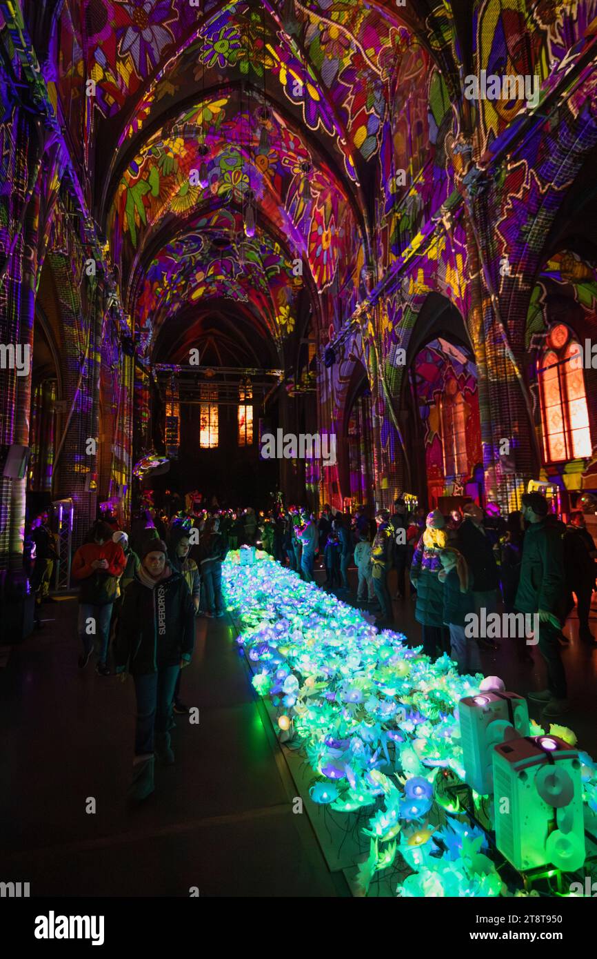 Glow Light Festival à Einhoven, église intérieure avec visiteurs et sculptures de lumière Banque D'Images