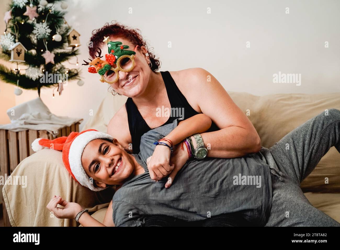 Heureux Latin mère et enfant garçon s'amusant dans le temps de Noël ensemble à l'intérieur de la maison. Vacances en famille et vacances Banque D'Images