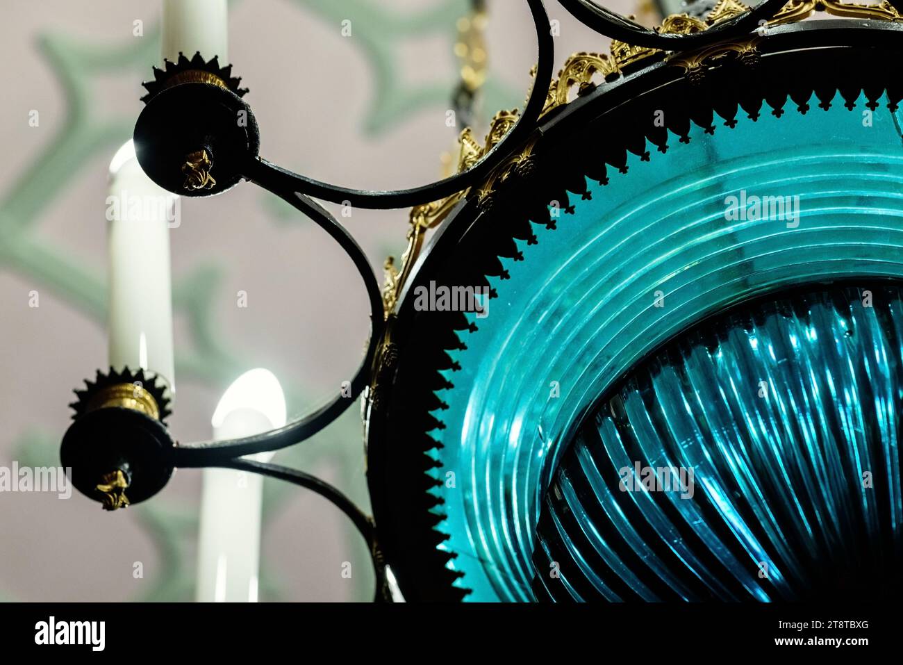 Décoration ronde en verre transparent bleu brillant d'un lustre vintage de luxe, photo rapprochée avec mise au point sélective Banque D'Images