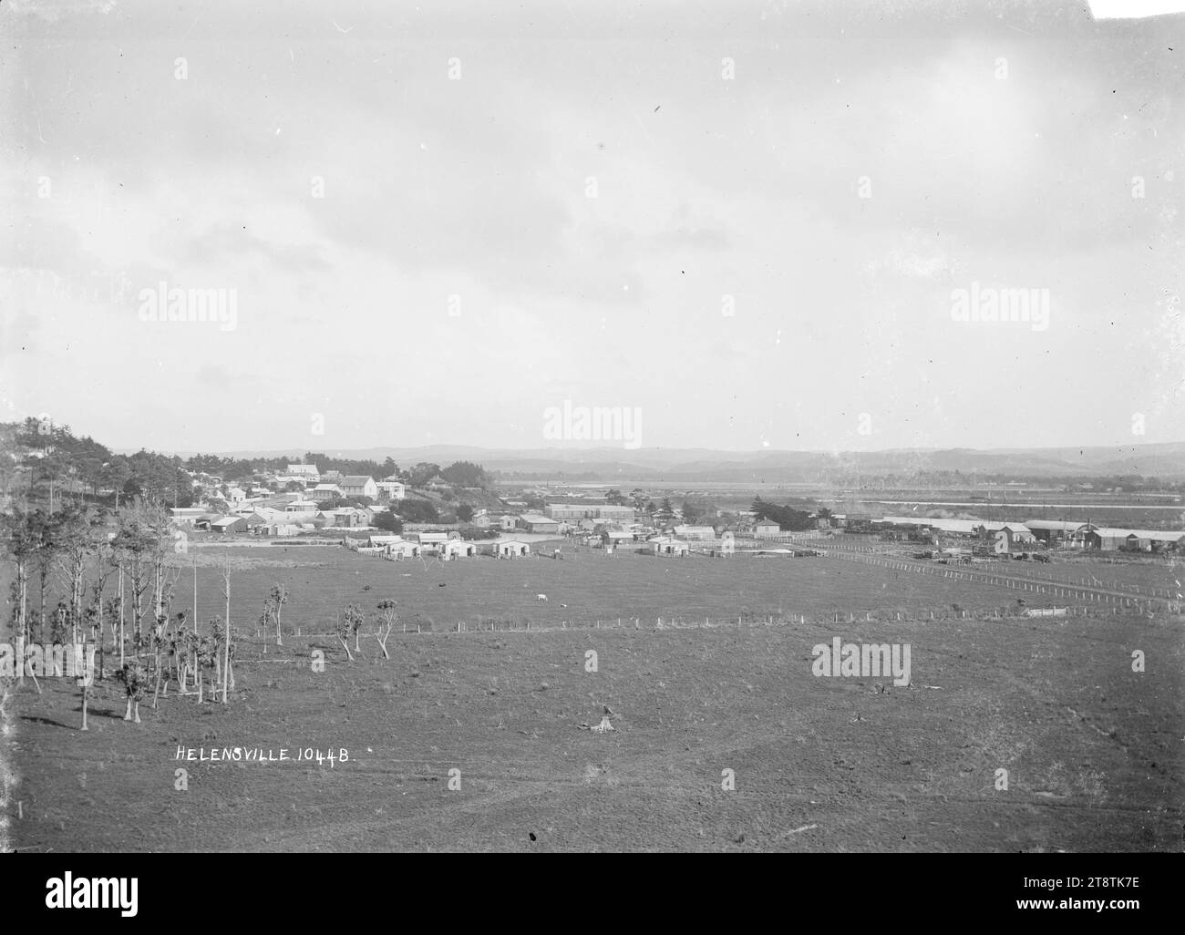 Vue de Helensville, vue du canton de Helensville prise du nord. La rivière Kaipara peut être vue sur le côté droit. ca début des années 1900 Banque D'Images