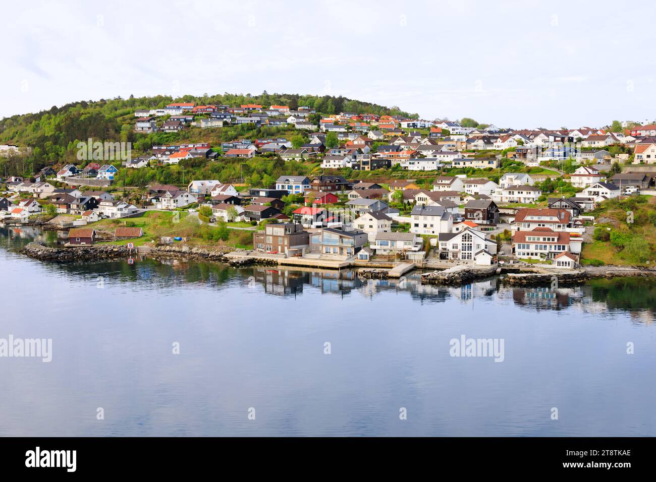 Eau calme et ciel avec reflets, maisons sur le rivage dans la région de Tastasjoen de Stavanger, Norvège Banque D'Images
