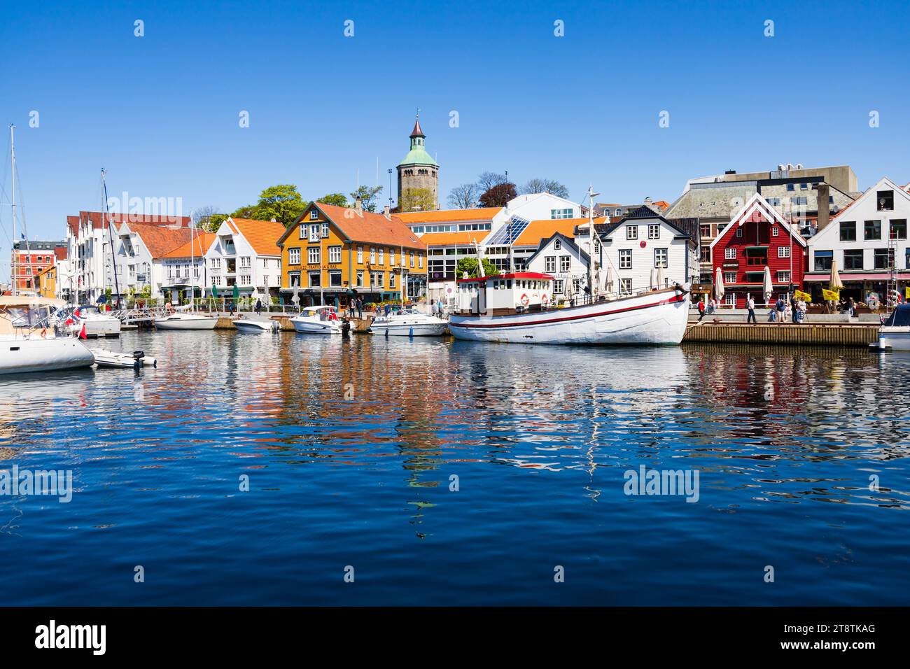 Traversez le port de Stavanger avec la Tour de surveillance de Valberg. Bateaux reflets dans l'eau, Norvège Banque D'Images