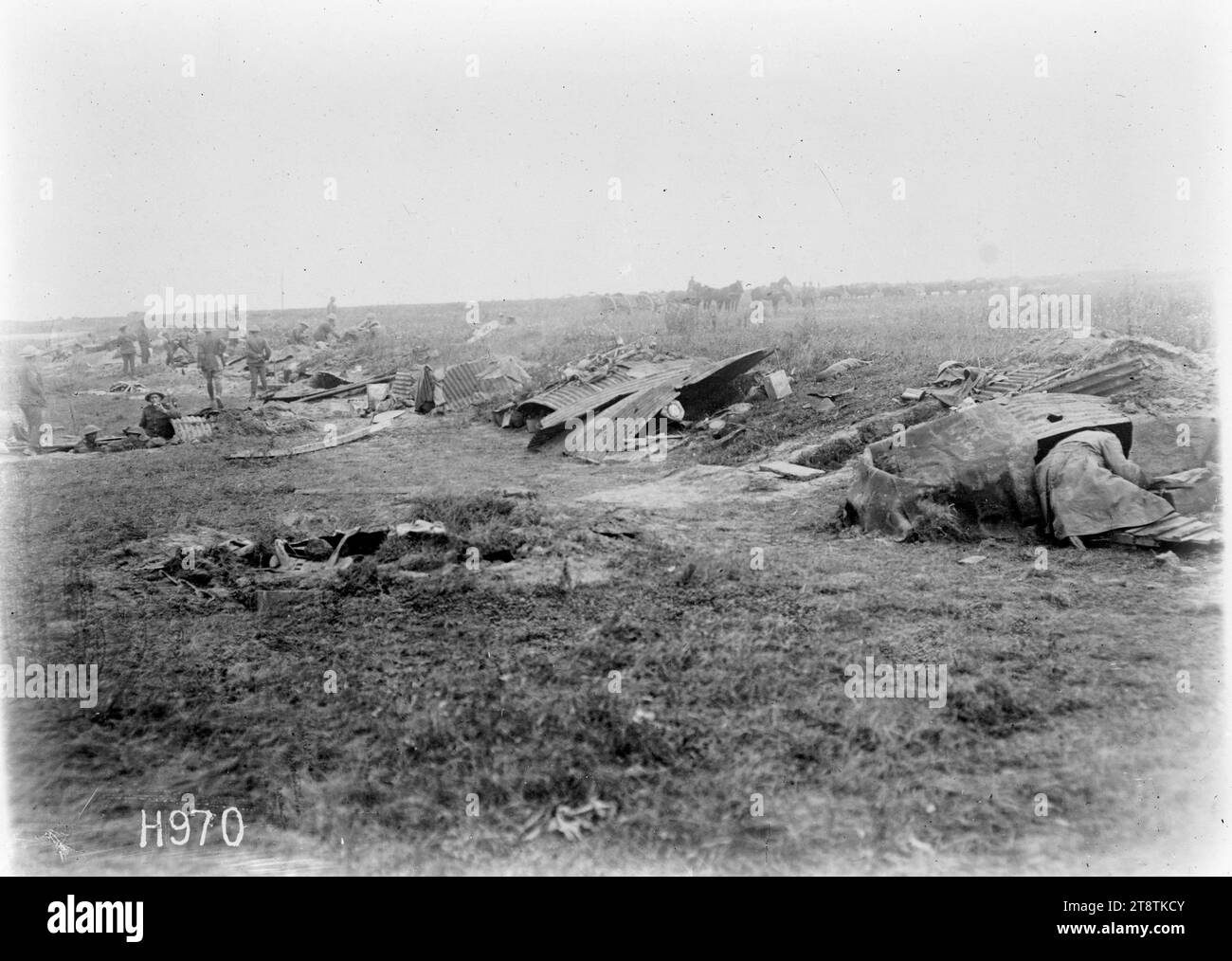 Le quartier général d'un bataillon d'Auckland, en Nouvelle-Zélande lors de l'attaque de Bapaume, en France, un bataillon d'Auckland, en Nouvelle-Zélande, fait son quartier général dans des trous d'obus convertis lors de l'attaque de Bapaume pendant la première Guerre mondiale Vue générale montrant des abris de fortune recouverts de tôle ondulée et saccagés. Les soldats occupent un trou d'obus. Photographie prise fin août 1918 Banque D'Images