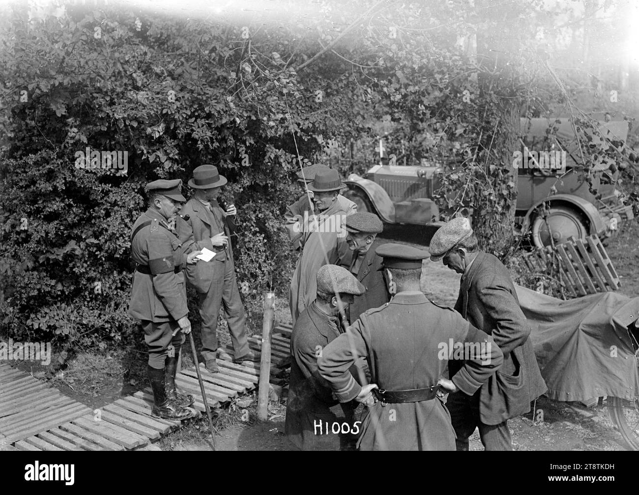 Des journalistes néo-zélandais visitent le siège de la division, France, Un groupe de journalistes néo-zélandais visitant le siège de la division à Grevillers, France pendant la première Guerre mondiale Ils discutent avec le général Russell et un autre officier non identifié. Photographie prise le 4 septembre 1918 Banque D'Images