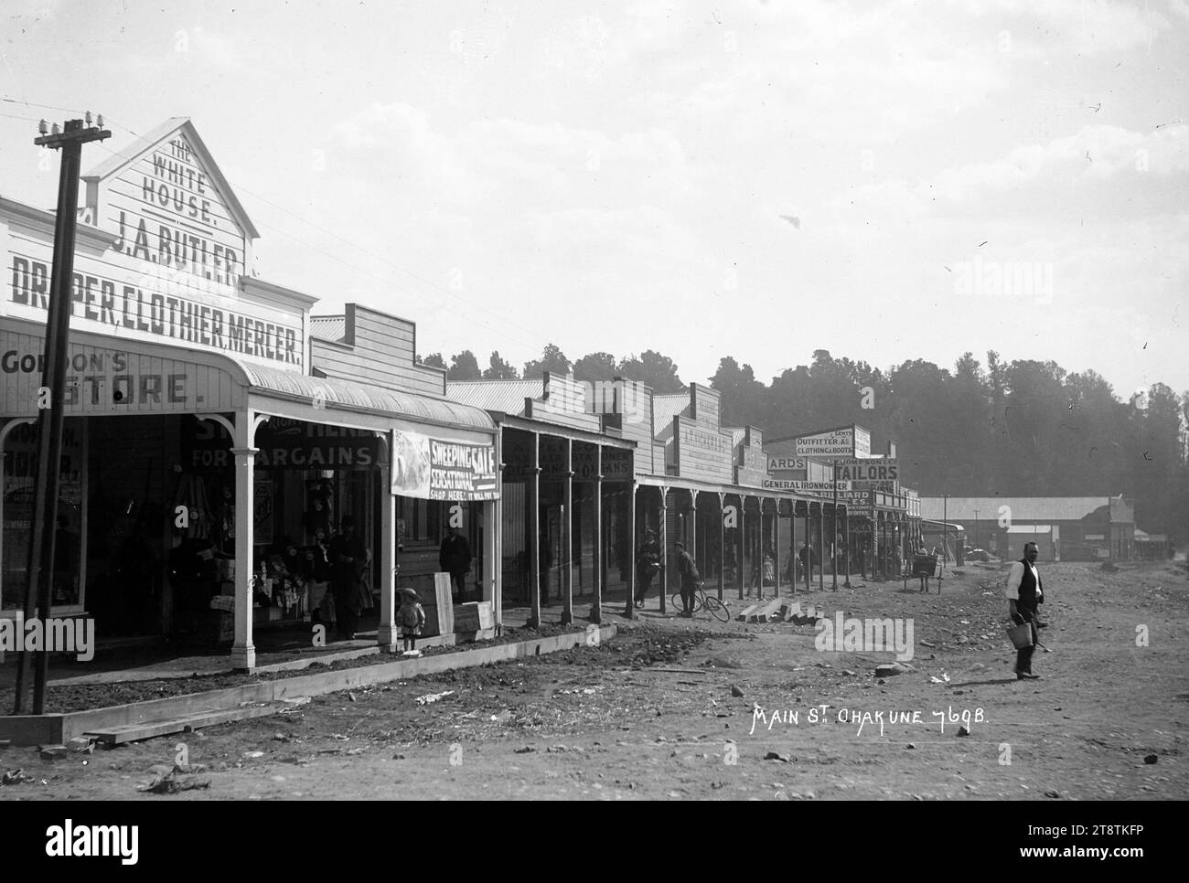 Main Street, Ohakune, regardant le long d'une rangée de devantures sur main Street à Ohakune vers 1910. Montre le bâtiment de la Maison Blanche, au premier plan, à gauche, qui annonce J A Butler, Draper, Clothier et mercer Banque D'Images