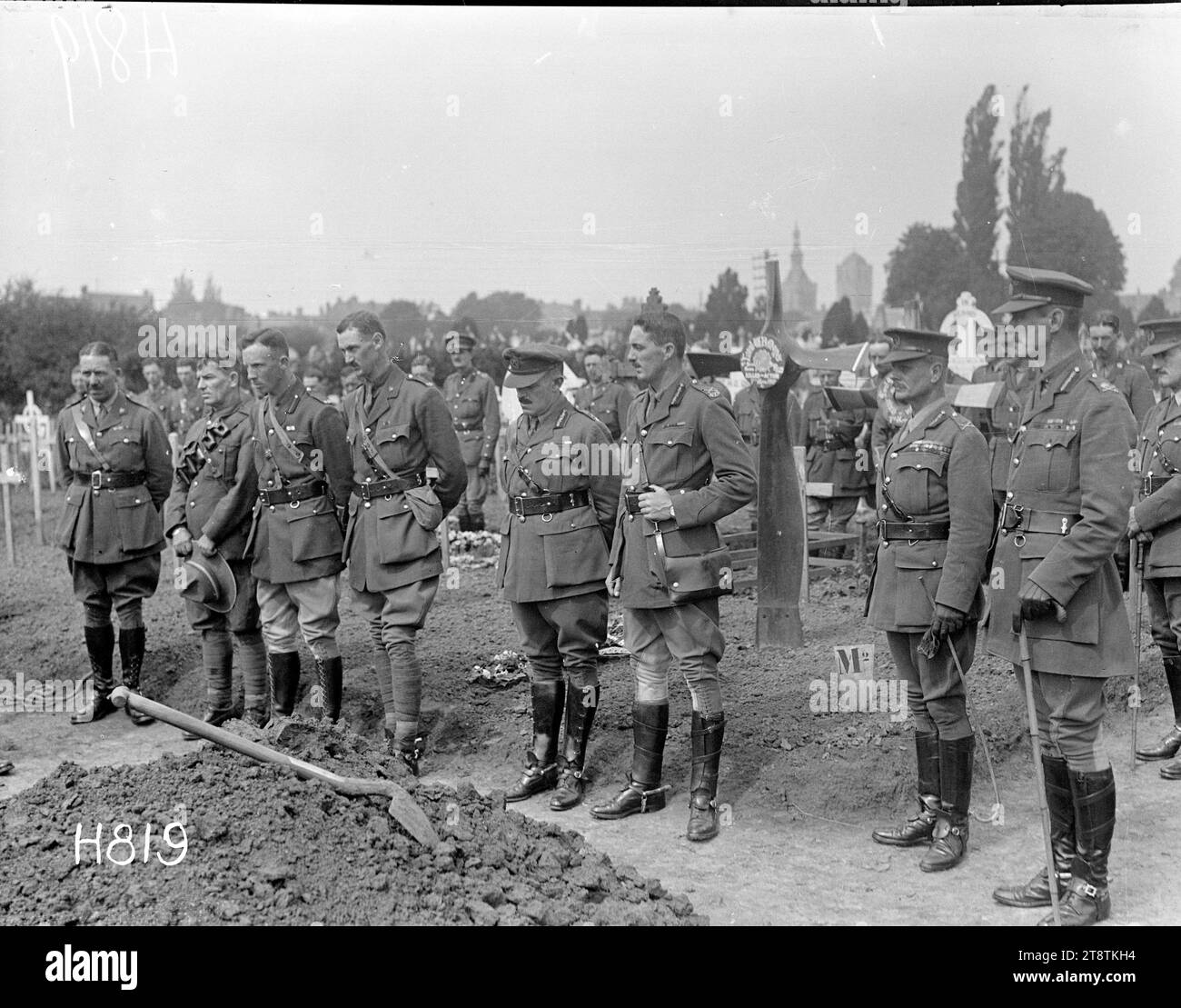 Officiers néo-zélandais à des funérailles militaires, Bailleul, première Guerre mondiale, les officiers néo-zélandais assistant aux funérailles du brigadier-général Francis Earl Johnston pendant la première Guerre mondiale Debout sur la tombe, ils comprennent de l'avant de droite à gauche : les généraux Godley et Birdwood, le brigadier Hart, le général Russell et le colonel Cook. Photographie prise à Bailleul, France, 12 août 1917 Banque D'Images