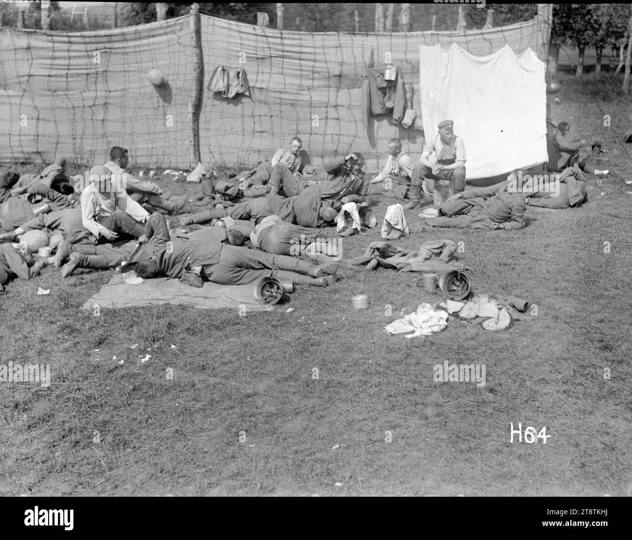 Prisonniers allemands capturés par des Néo-Zélandais à Messines, prisonniers allemands capturés par des soldats néo-zélandais à Messines photographiés couchés ou assis sur le sol à l'intérieur d'une enceinte. Photographie prise 1917 Banque D'Images