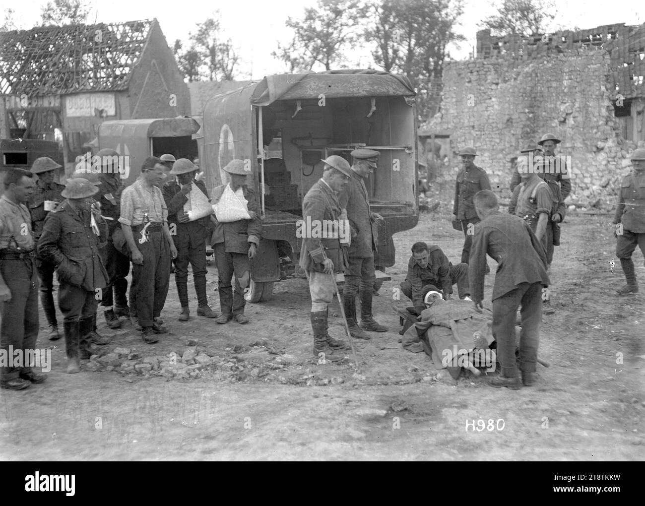 Un officier de santé allemand surveillant l'enlèvement des blessés, la première Guerre mondiale, Un officier de santé allemand, identifié comme Lt Schnelling du 14e régiment bavarois, observant l'enlèvement d'un soldat blessé dans une Ambulance de campagne de Nouvelle-Zélande près de Bapaume pendant la première Guerre mondiale Le colonel J Hardie Neil se tient à côté de Schnelling. Les ambulances attendent en arrière-plan. Photographie prise le 27 août 1918 Banque D'Images