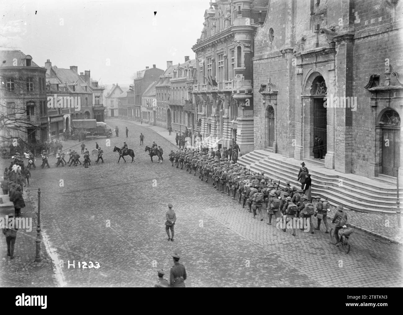 Division Nouvelle-Zélande quittant la ville de Solesmes, France, après l'armistice mettant fin à la première Guerre mondiale, Division Nouvelle-Zélande quittant la ville de Solesmes, France, après l'armistice mettant fin à la première Guerre mondiale Montre des rangées de troupes marchant le long d'une rue pavée. Photographie prise vers fin novembre 1918 Banque D'Images