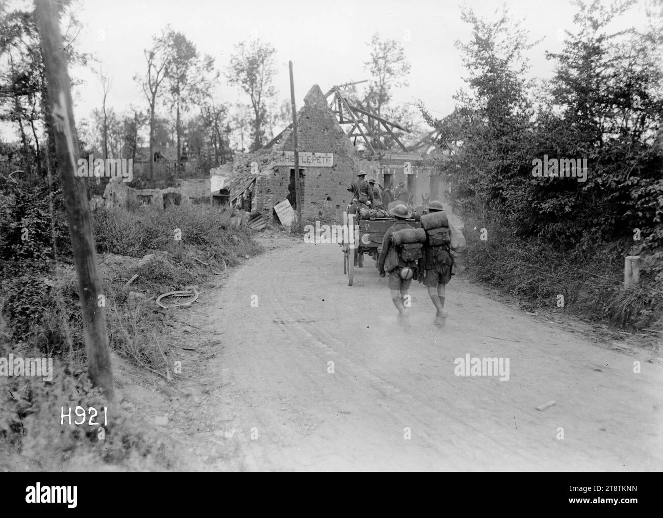 Une batterie néo-zélandaise avance dans le village capturé d'Achiet le petit, Une vue générale du coin approchant le village français d'Achiet le petit récemment capturé aux Allemands. Montre les ruines des bâtiments et les soldats néo-zélandais avançant en wagon et à pied. Photographie prise le 24 août 1918 Banque D'Images