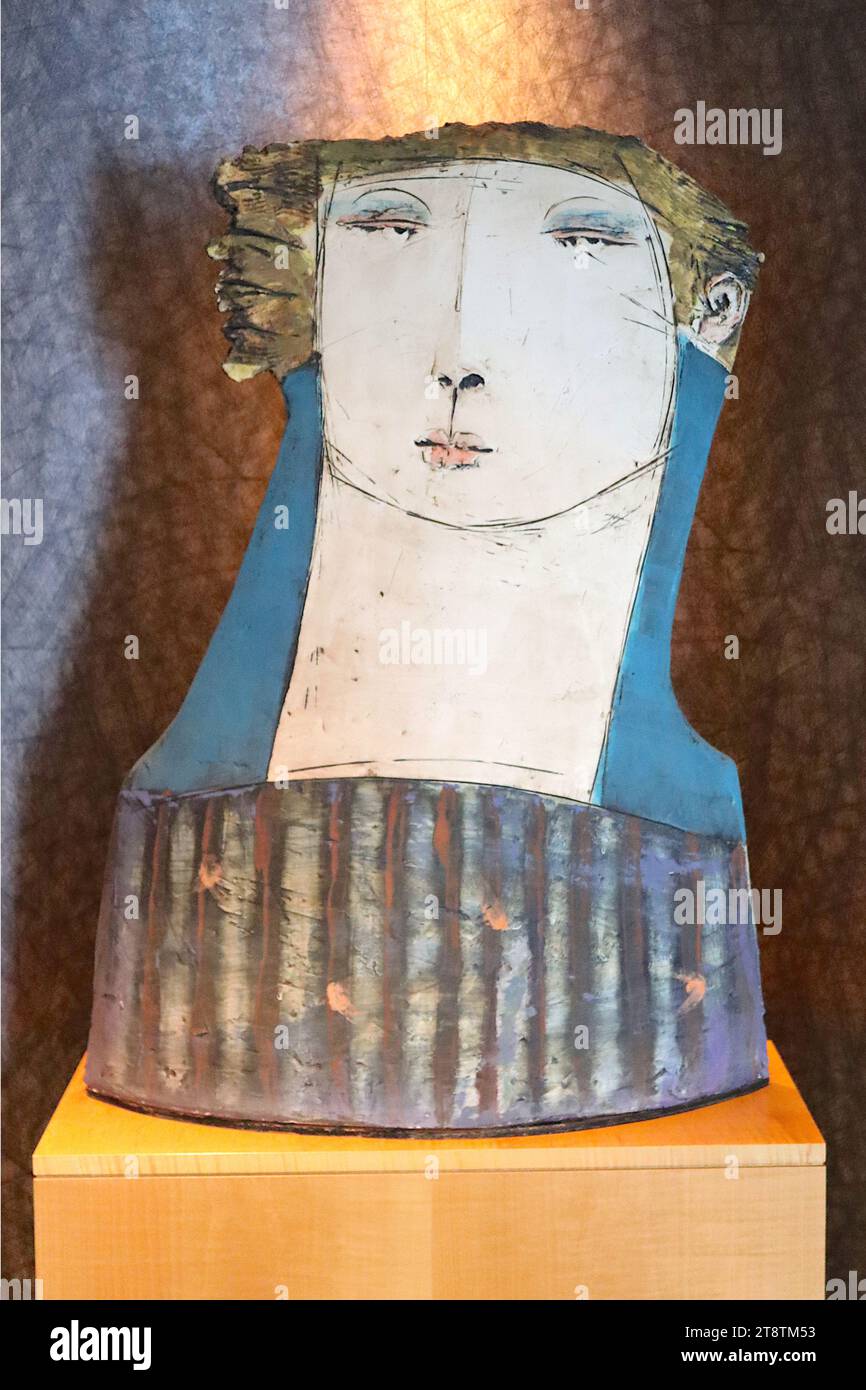 Tête plate III, sculpture en bois et grès cérame émaillé faite à la main par Christy Keeney faisant partie de Onboard Art exposée sur le bateau de croisière Arcadia. Banque D'Images