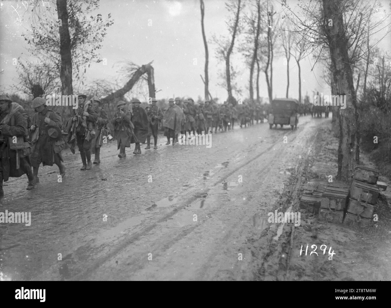 Troupes néo-zélandaises sur le chemin de la ligne de tir dans le secteur de St Jean, première Guerre mondiale, Une colonne de troupes néo-zélandaises marchant le long d'une route mouillée sur son chemin vers la ligne de tir dans le secteur de St Jean, le saillant d'Ypres, pendant la première Guerre mondiale Les soldats marchent vers la caméra. Photographie prise le 11 octobre 1918 Banque D'Images