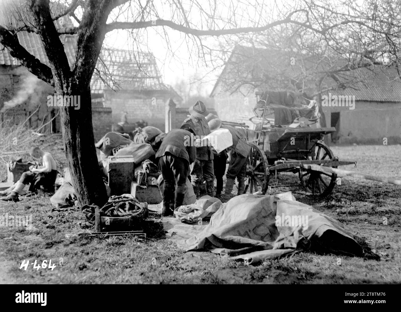 Les soldats travaillant dans les lignes de wagons rattrapent les nouvelles, France, première Guerre mondiale les soldats néo-zélandais s'arrêtent de travailler dans les lignes de wagons pour lire les dernières nouvelles. Montre un soldat lisant un grand format pendant que d'autres chargent une charrette dans le village français déserté de bus-les-Artois sur la somme. Photographie prise le 1 avril 1918 Banque D'Images